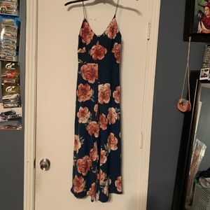 Cute jumpsuit it’s right from the top and lose from the bottom